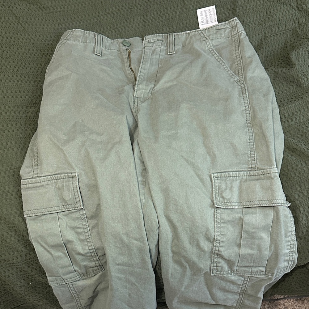 Levi's Women's Cropped Cargo Pants - Light Green